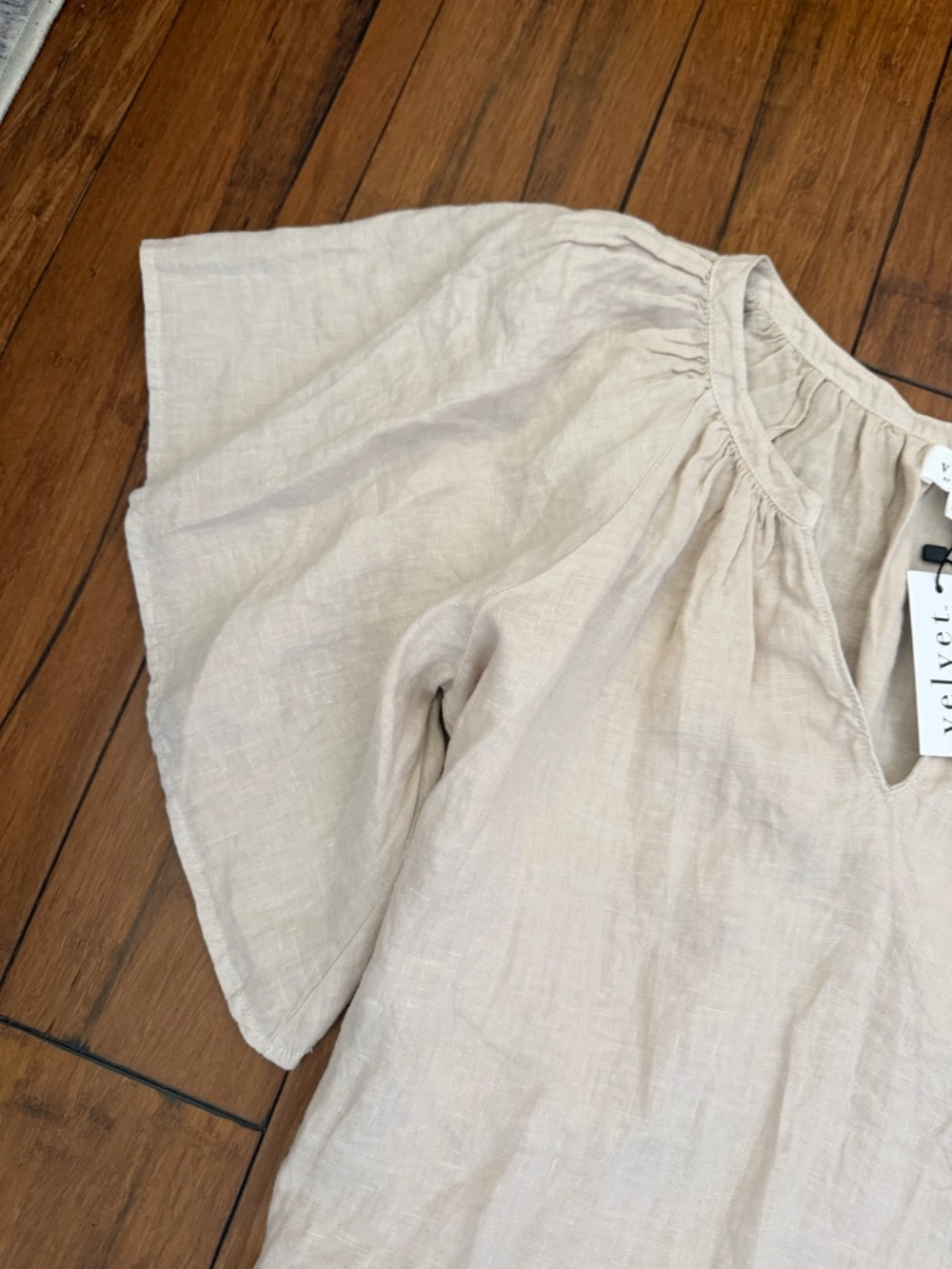 Medium Velvet by Graham & Spencer Linen Flutter Sleeve Top Neutral Blouse - NWT - Picture 3 of 3